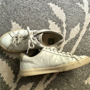 Veja esplar with cream stitching